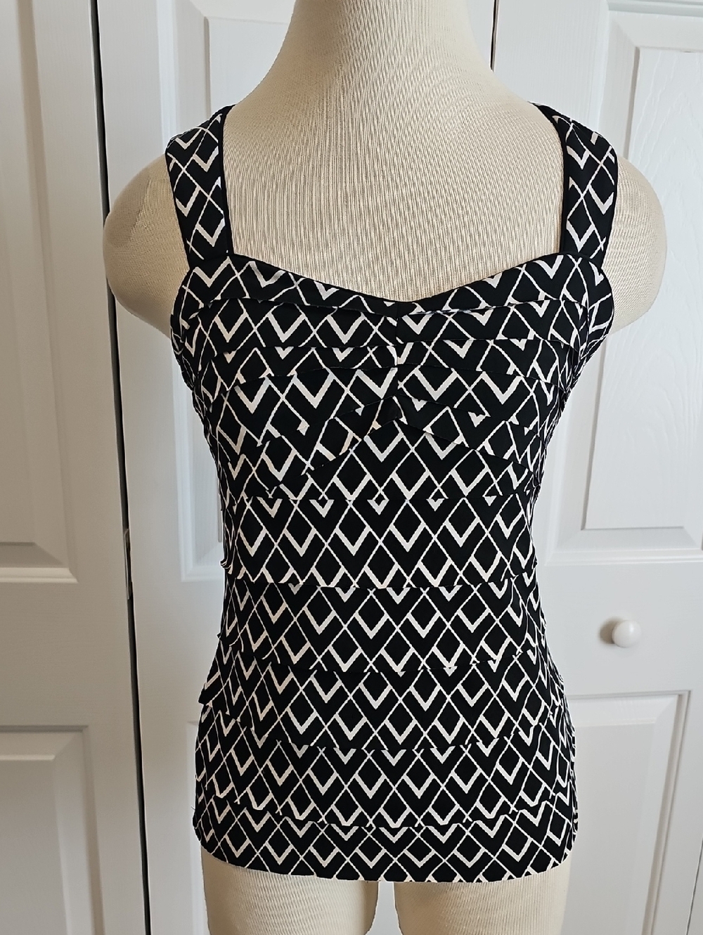 White House Black Market Geo Print Tiered Shell Womens Size XS Black White Tank